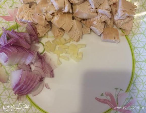 Курицу, лук и чеснок нарезать и добавить в салат.