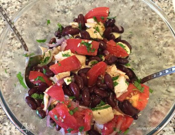 добавить масло, уксус, соль, перец и аккуратно перемешать. Дать настояться 5 минут.