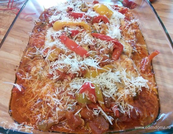 Посыпать натертым на крупной терке сыром и запекать в заранее разогретой до 250°С духовке 8 — 10 мин до золотистой корочки. 