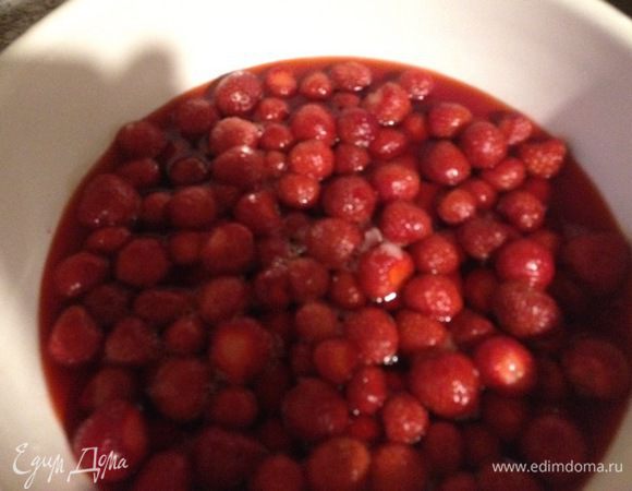 Когда сироп готов, заливаем им клубнику, накрываем крышкой и даем остыть. Клубника за это время дает свой сок, и сироп становится жидким.
