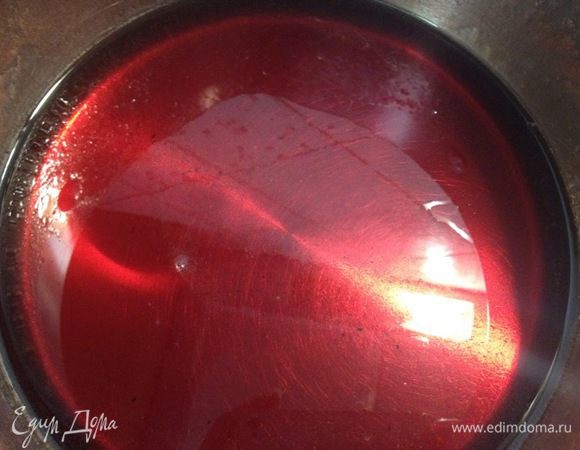 
В кастрюльке готовим сироп. В сахар добавить воды, довести до кипения и варить на маленьком огне минут 5 — 7, чтобы сироп стал густой, но не побелел.