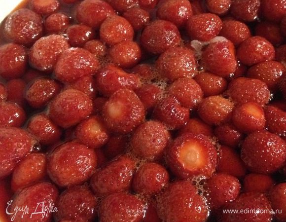 Затем сироп сливаем снова в кастрюльку, доводим до кипения (не кипятим) и варим на маленьком огне 5 — 7 минут. Снова горячим сиропом заливаем клубнику, накрываем, даем остыть. Так повторить 3 — 4 раза.
