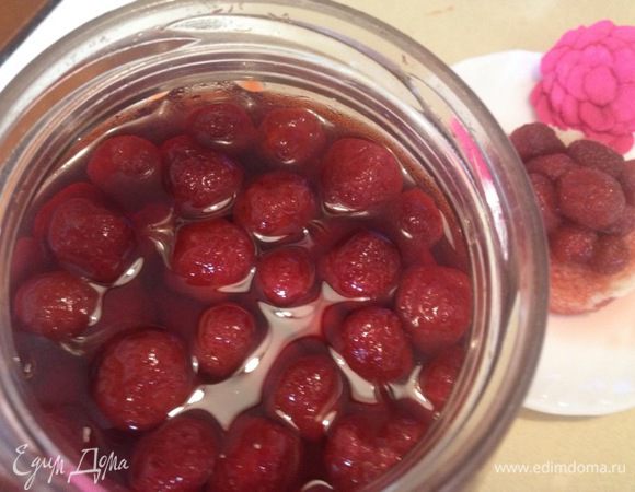 В стерилизованные банки, накрыть крышечкой и под одеяло.