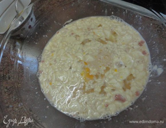 В теплое (38 градусов) молоко добавить соль, сахар и размешать до их растворения. Сюда же добавить 1 яйцо и белок (желток оставить для смазки изделий), мягкое сливочное масло.