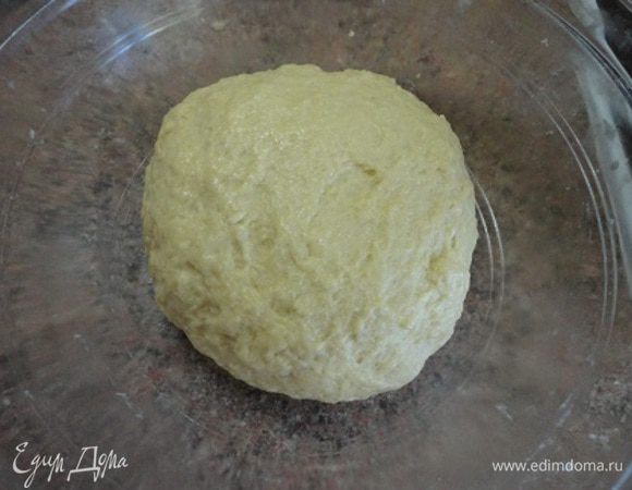 Муку просеять и смешать с дрожжами. Соединить жидкие и сухие ингредиенты и замесить тесто. Оставить в тепле на 1 — 1,5 часа.