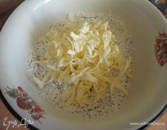 Приготовить присыпку: в муку с сахаром и маком натереть на терке холодное сливочное масло.