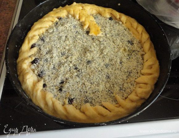 Засыпать верх крошкой и украсить по своему усмотрению. Смазать желтком (можно его развести молоком).