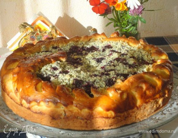 Ставим пирог в печь. Снижаем температуру до 180°С и выпекаем 30 минут.
