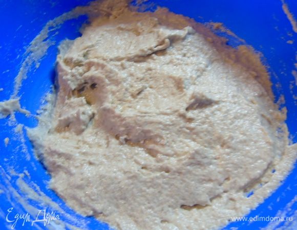 Готовим закваску: дрожжи разводим в теплой воде.  Смешиваем ржаную и пшеничную муку. Вливаем воду с дрожжами и перемешиваем. Накрываем пленкой и оставляем при комнатной температуре на 12 часов. 