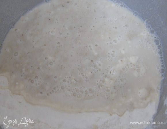 Муку смешиваем с солью. В закваску вливаем теплую воду и тщательно размешиваем. Вливаем закваску в муку с солью и замешиваем тесто.