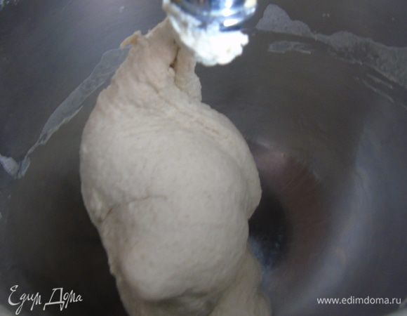 Тесто нужно вымесить очень хорошо. Я месила с помощью техники 5 минут, вручную это может занять минут 10. Тесто должно быть мягким, но эластичным и не липнуть к рукам.