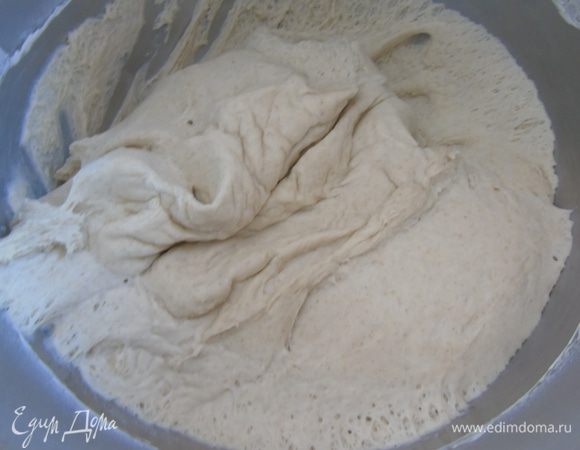 Оставляем тесто на 1 час, чтоб подошло, затем легко обминаем.