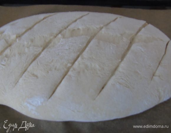 Делаем надрезы и отправляем в разогретую до 200°С духовку, на дно киньте 5 — 6 кубиков льда для создания пара. Выпекаем до готовности, примерно 30 минут. Ориентируйтесь по своей духовке, у меня духовка с причудами, может и через 5 минут хлеб подгореть.