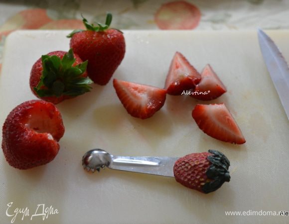 Клубнику очистить от плодоножки. Разрезать на части.