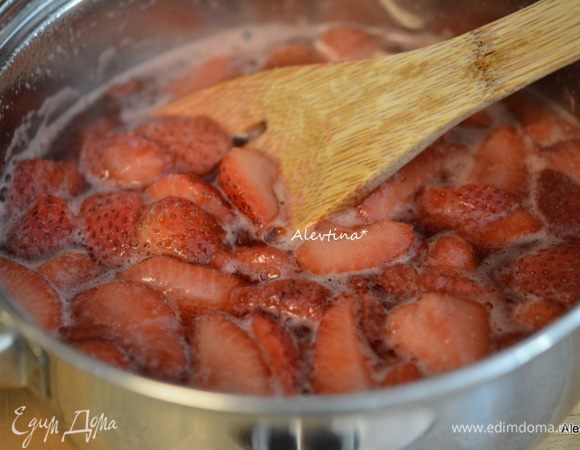 Готовить клубнику с сахаром в небольшой кастрюле на среднем огне, помешивая. Примерно 10 — 15 мин. Добавить уксус, снять с огня, дать остыть.