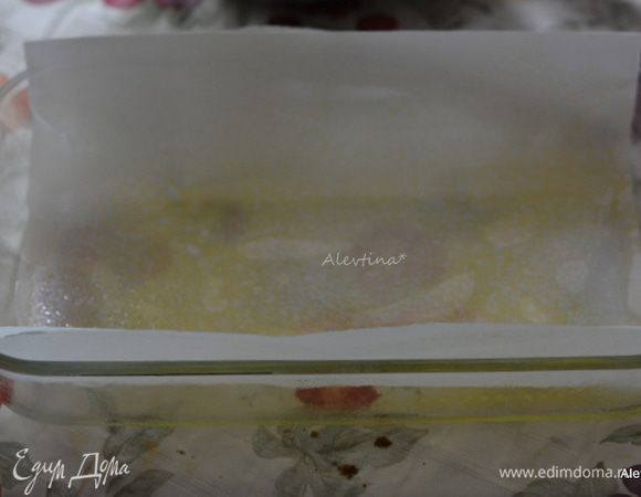 Кунжутные семена подсушить на сковороде примерно 2 мин. 
Форму хлебную для семифредо застелить бумагой для выпечки, смазав маслом.