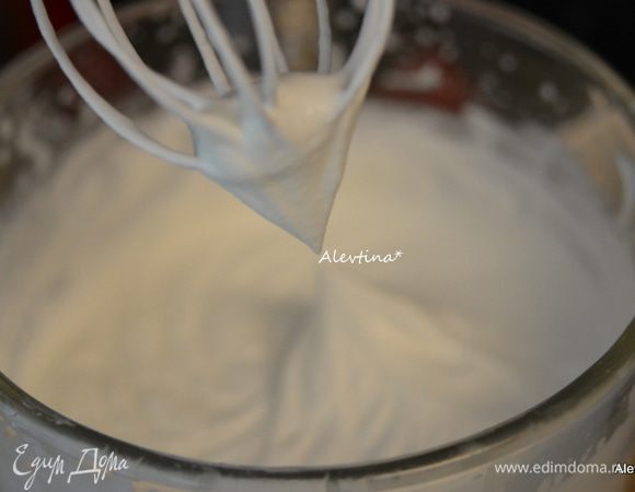 Сливки взбить с солью до средних пиков. Влить сгущенное молоко и йогурт. Все перемешать.