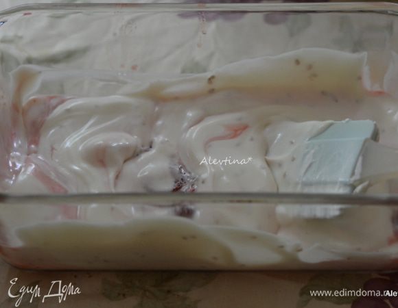 Выкладывать в форму частями сливки, затем клубнику. Каждый слой перемешивать аккуратно ножом кругами. Повторять.
