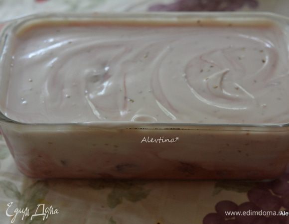 Поставить форму, прикрыв пленкой, в морозильник на 4 часа. 