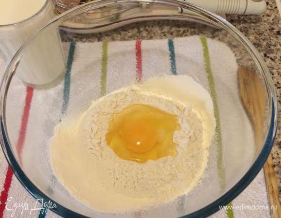 Продукты должны быть комнатной температуры. Просеять муку с солью, сделать в середине углубление и добавить яйцо. Хорошо перемешать деревянной ложкой.