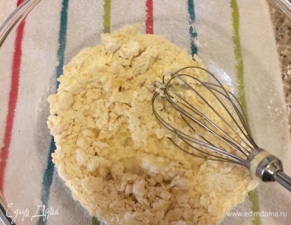 Начать постепенно добавлять молоко, помешивая венчиком.