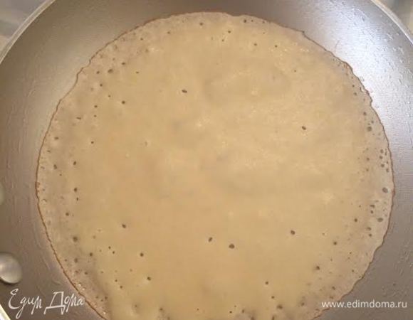 Сковороду (диаметр — 20) нагреть, смазать раститетьным маслом и начать выпекать крепы.