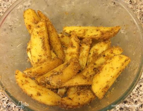 Добавить специи, соль и еще раз перемешать.