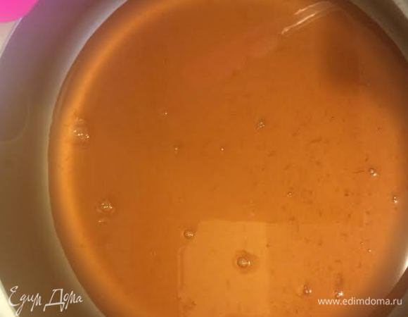 Сок перелить в кастрюлю с толстым дном, поставить на огонь и довести до кипения.