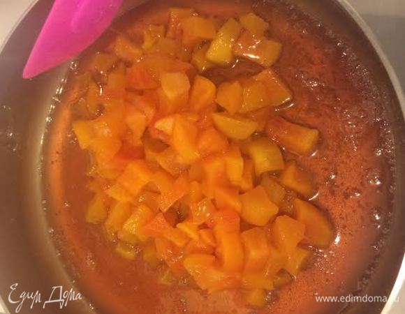 В готовый сироп добавляем наши фрукты. И варим, помешивая, до загустения.