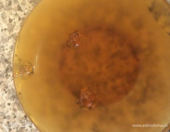 Готовность я проверяю так: каплю джема кладу на холодное блюдце, если капля застывает и на поверхности появляется глянцевая пленка, джем готов.