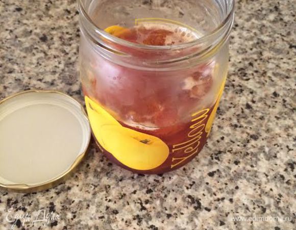 Горячий джем разлейте по стерилизованным банкам и сразу закройте крышкой.