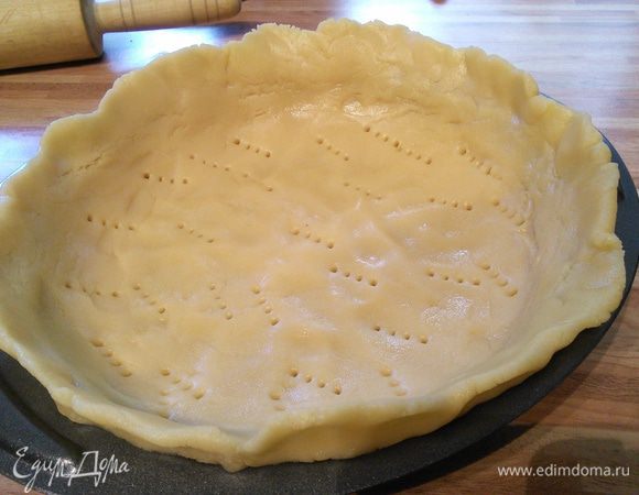 Холодное тесто распределить по разъемной форме (20 см в диаметре, с высокими бортами), образуя бортики из теста приблизительно в 3 см высотой (бортики должны быть тщательно прикреплены к ободку формы), сделать проколы. 