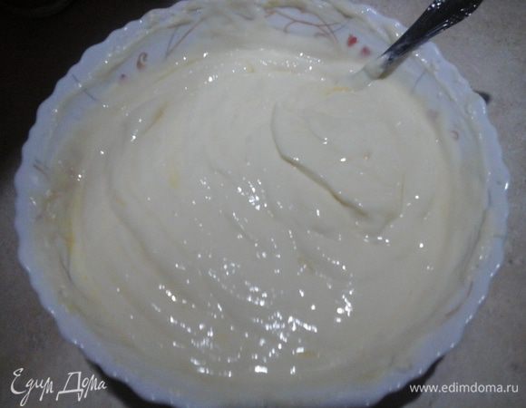 Далее вымешивается творожный сыр с сахаром. В классическом рецепте — это филадельфия, но я взяла посто творожный сыр типа хохланд, алметте. Перемешивать можно и миксером на очень маленькой скорости. Далее по одному добавляются яйца. После каждого яйца нужно тщательно все вымесить. Затем добавить цедру и крахмал. Тщательно перемешать.