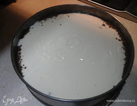 Далее добавляем сливки и лимонный сок и еще раз тщательно перемешиваем. Миску с творожным кремом пару раз стукаем о стол, чтобы выпустить излишние пузырьки и переливаем в форму.