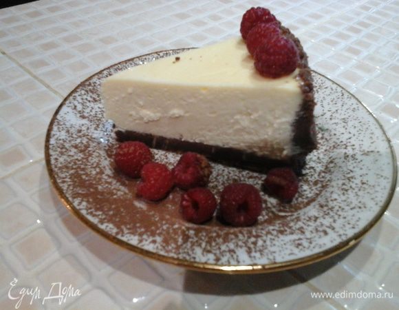 Чем дольше стоит чизкейк после выпечки в холодильнике, тем плотнее он становится, но не в коем случае не становится сухим.
