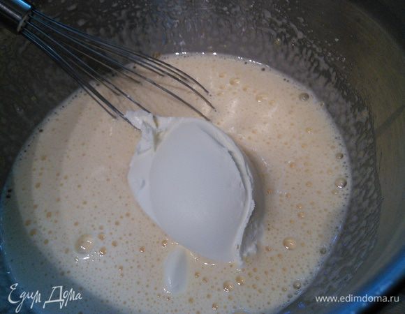 За это время приготовим крем. Подойдет любой сливочный сыр (у меня наполовину филадельфия и маскарпоне). Яйца среднего размера взбить с сахаром до посветления, увеличения в объеме и кремовой консистенции. Взбивать не менее 5 мин, затем на маленьких оборотах или вручную вмешать сыр до однородной консистенции, добавить ванильный экстракт. 