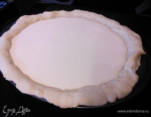 Крем вылить в форму, уменьшить температуру в духовке до 160°С и выпекать чизкейк 30 — 35 — 40 мин. Если чизкейк начнет сильно румянится, накрыть пергаментной бумагой. Готовый чизкейк полностью охладить. Когда он остынет, начинка уплотнится. 