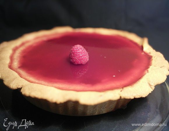 Для желе понадобится малиновый сок или сироп, разбавленный водой 50:50. Малину можно использовать свежую или замороженную. Смешать в кастрюле сок или разбавленный сироп с агар-агаром, если необходимо, добавить сахар по вкусу. Добавить малину и варить на небольшом огне около 8 мин, затем процедить через сито. 