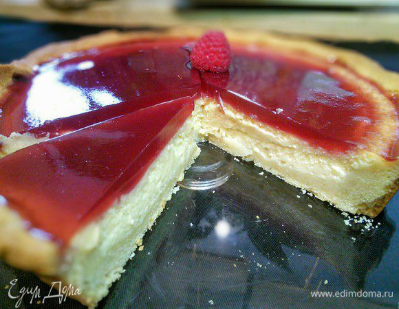 Желе не упускать из виду и до начала процесса желирования вылить на полностью остывший чизкейк, поставить в холодильник до полного застывания. Остывший чизкейк отлично режется. 