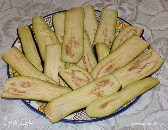 Баклажан нарезать слайсами, посолить, отставить на время.