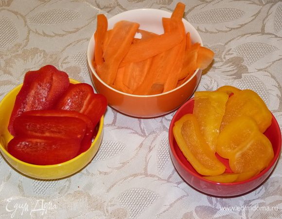 Морковь нарезать тонкими слайсами, перец полосками.