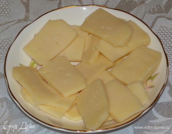 Сыр нарезать брусочками.