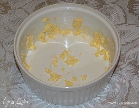 Форму для запекания смазать сливочным маслом, оставляя кусочки на стенках.