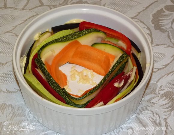 Промыть баклажаны, кабачки и цукини, немного просушить на полотенце. Уложить в форму поочередно, немного уплотняя к стенкам формы. Места стыковки «склеиваем» сыром.