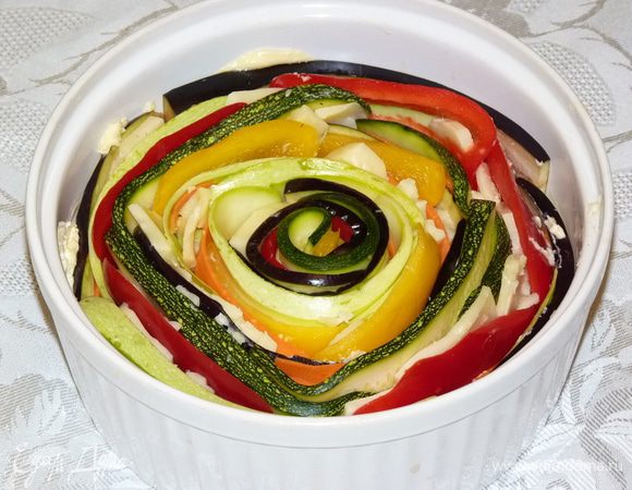 Полоски овощей положить внахлест и плотно свернуть рулетиком, вставить в пустоту в центре. Места, где образовались пустоты, заполняем сыром.