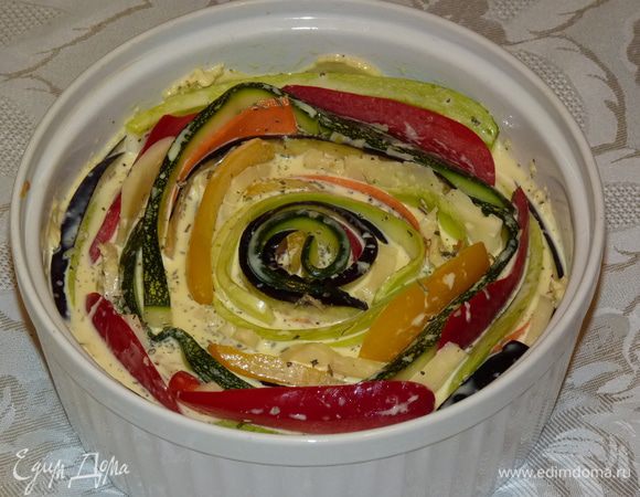 Взбить сливки, яйца, немного соли, перца и орегано. Вылить равномерно на овощи. Посыпать тимьяном. Поставить в заранее разогретую духовку.