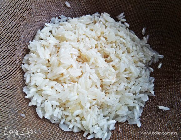Рис промыть, дать стечь воде.