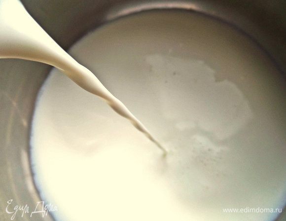 Влить в кастрюлю с толстым дном молоко и половину сливок, поставить на огонь. В оригинале молока 250 мл, но мне понадобилось больше.