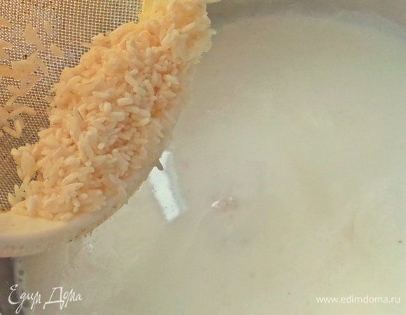 Всыпать в молоко рис с солью и варить помешивая.