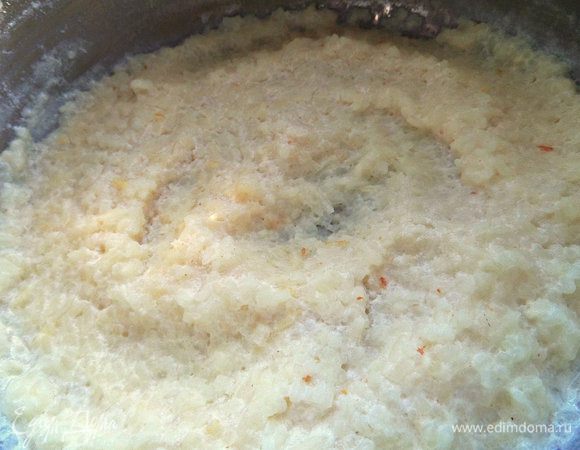 Варить до готовности риса на слабом огне. Чтобы рис разварился полностью, понадобится минут 40. Оставить остывать.